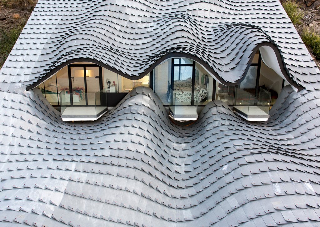 Nét đẹp tạo nên nghệ thuật kiến trúc là hình dạng mái kim loại tạo ra sự mơ hồ
