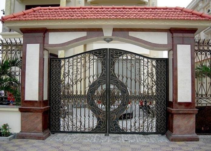 Họa tiết và màu sắc của mẫu gạch ốp trụ cổng đồng đều với thiết kế bên trong cũng như tổng thể kiến trúc của ngôi nhà