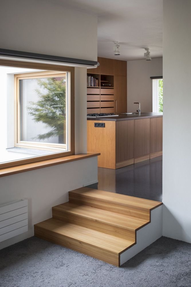 Cầu thang bằng gỗ nối liền không gian phòng bếp và phòng khách