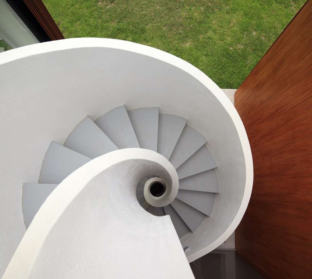 Cầu thang được thiết kế xoắn từ tầng thượng xuống tầng hầm tiết kiệm diện tích